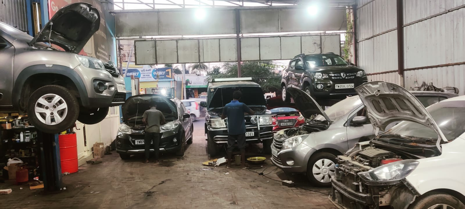 Car mechanical repair and maintenance work